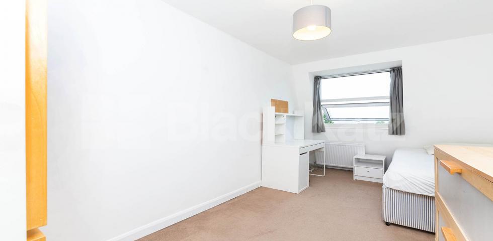 Split level three bedroom flat with modern furnishings mins to tube & shops Brecknock Road, Tufnell Park